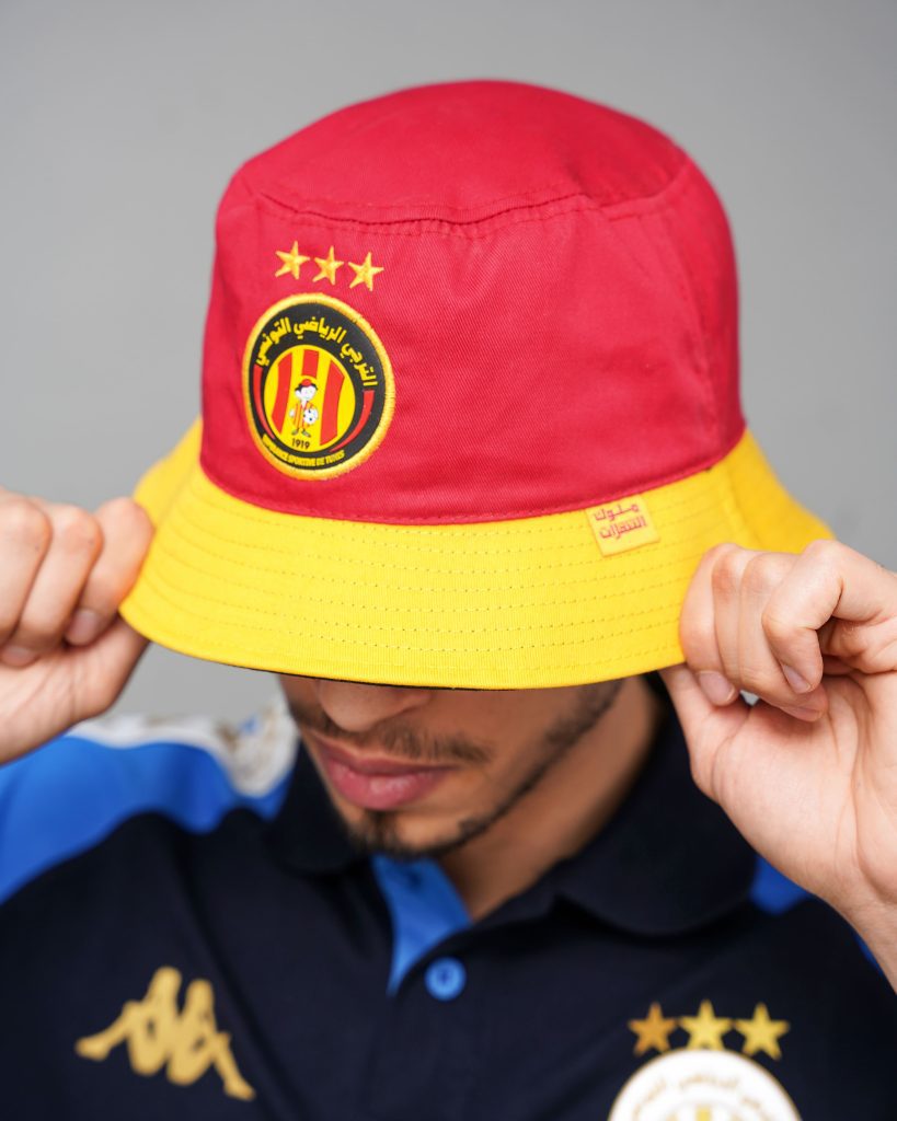 Homme portant le Bucket Hat Espérance Tunis CL24 – rouge et jaune avec logo brodé