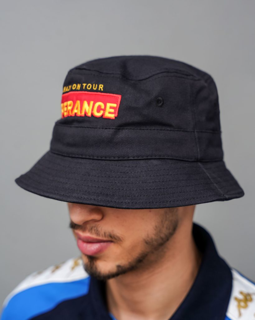 Homme portant le Bob Taraji On Tour noir – broderie ESPÉRANCE ON TOUR