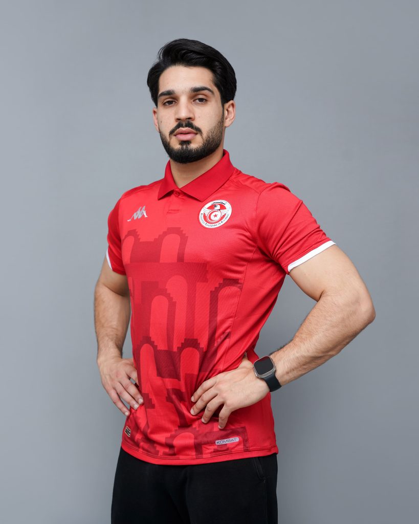 Homme portant le maillot officiel rouge de l’équipe nationale tunisienne 2024 – Kappa