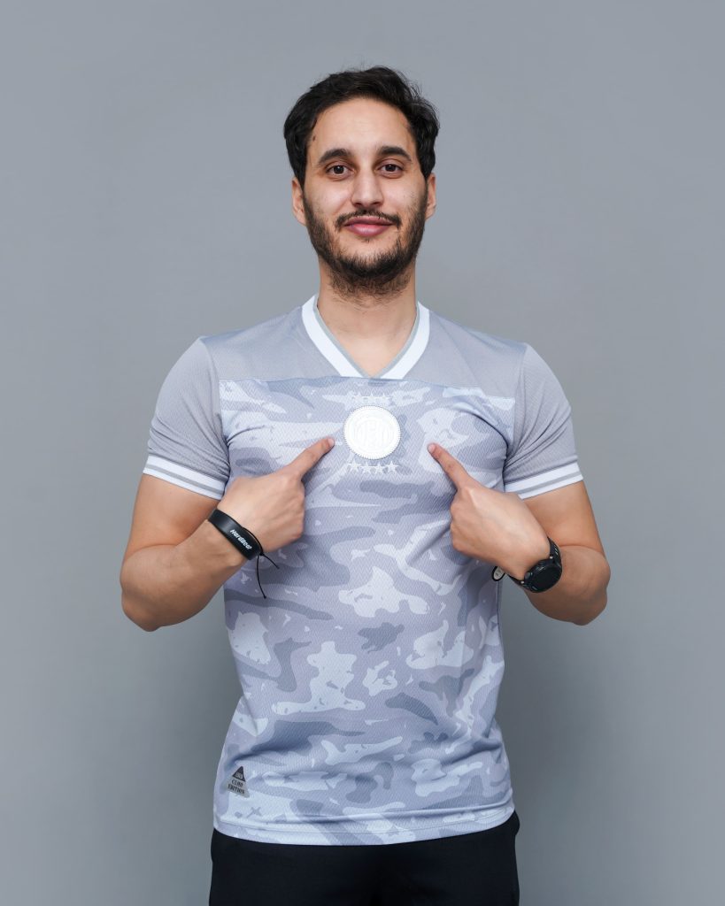 T-shirt camouflage Espérance 2024 – détails écusson