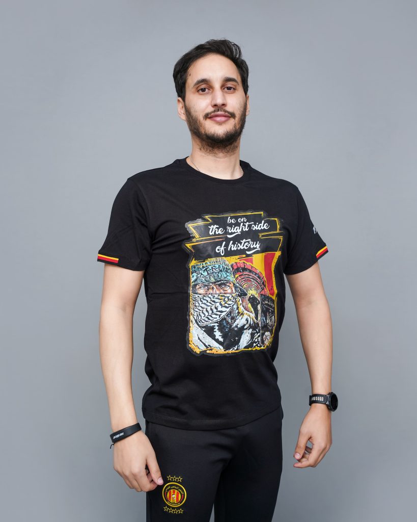 Supporter portant le T-shirt Palestine Espérance 2024 noir – message engagé et visuel keffieh