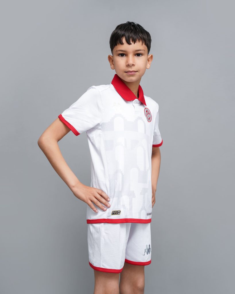 Jeune enfant portant la Tenue Équipe Nationale Kids CL24 blanche – Maillot et short officiels