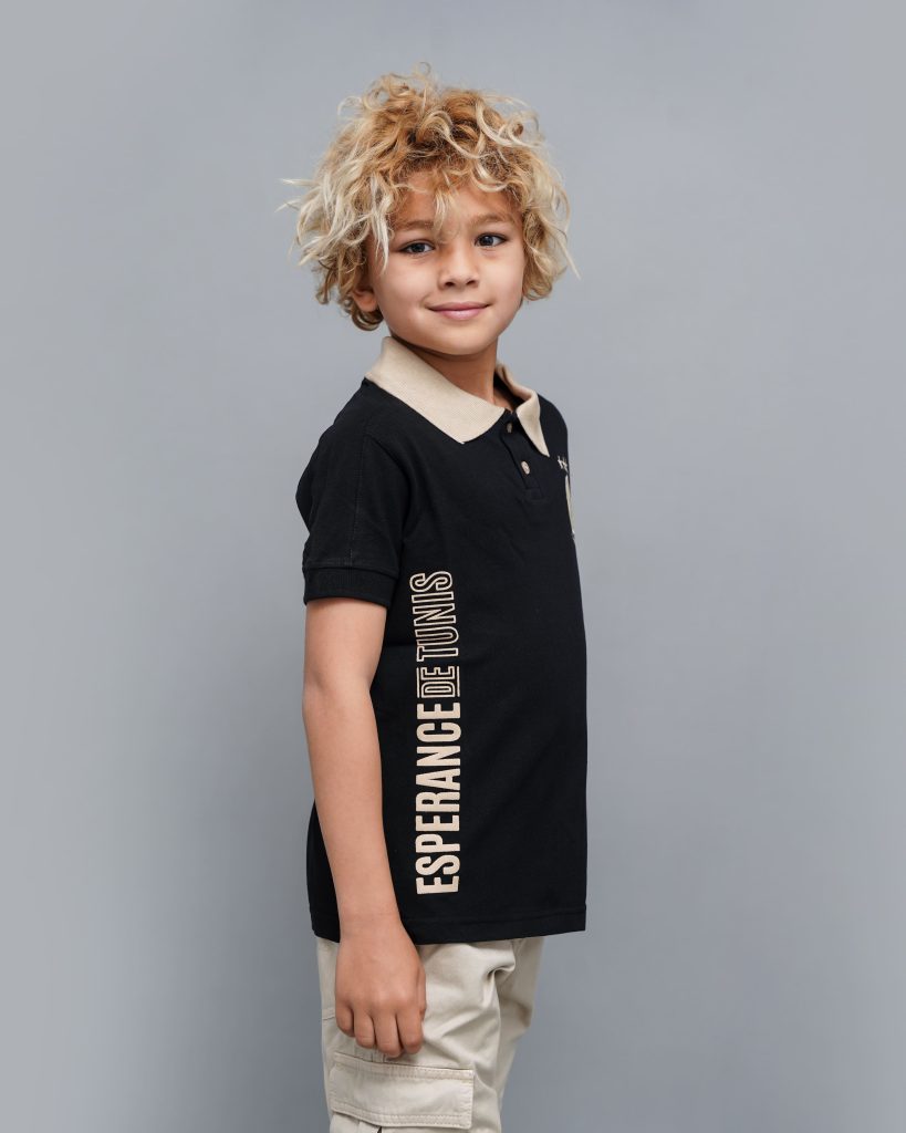 Jeune garçon portant le Polo Junior Espérance Tunis – coloris noir avec texte vertical