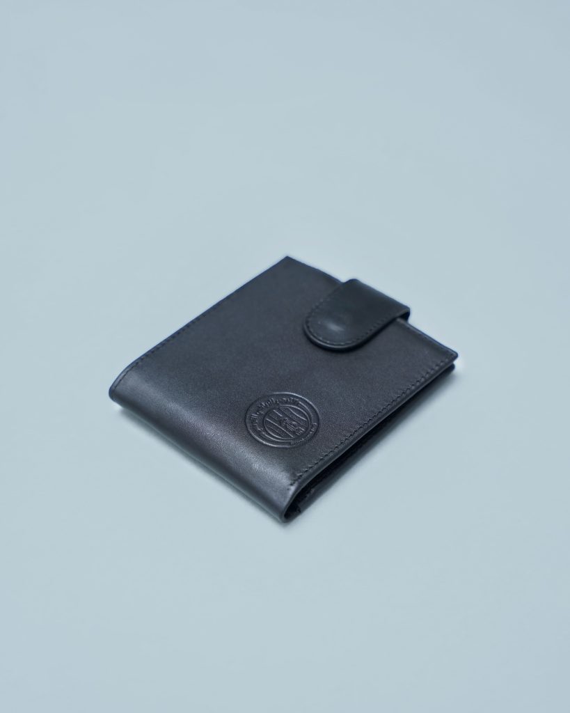 Portefeuille Espérance 2025 noir – modèle Luxury Lifestyle avec logo embossé