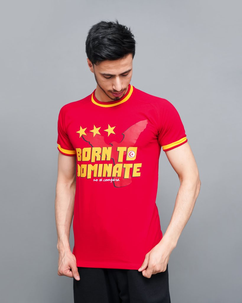 Supporter portant le T-shirt CELEBRA rouge Espérance 2024 – CL24 Edition