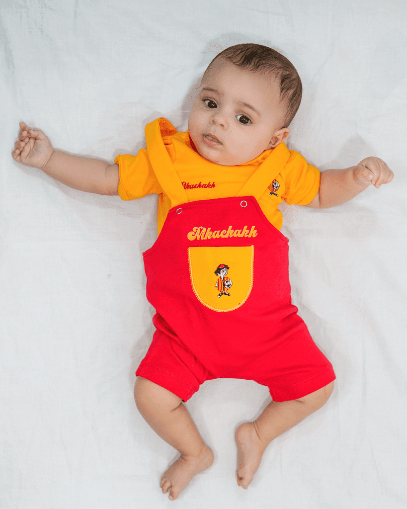 Bébé en salopette rouge et pull jaune Espérance 1919 Mkachakh